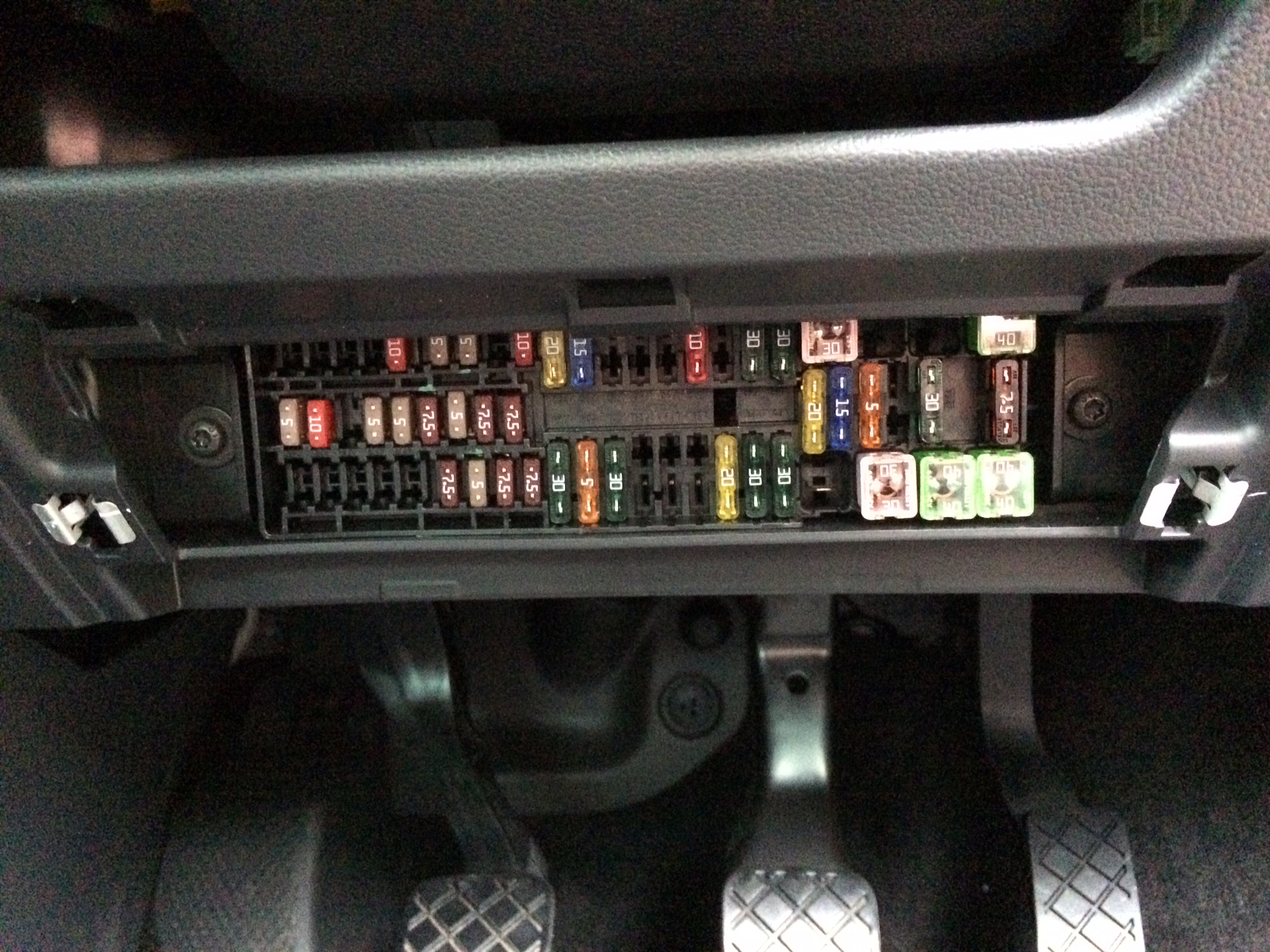 Second Polo 12TSI SEL fuse box 111016.JPG