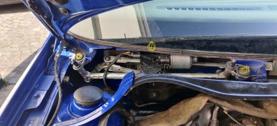 2 Hex key bolts and location spike
