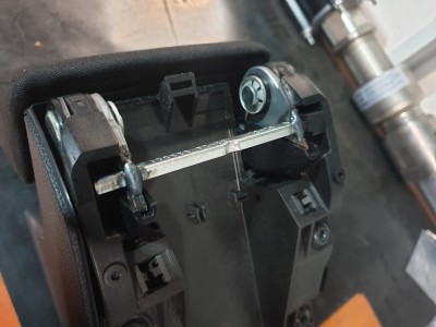 They fits on that silver bar (left side without and right side with)
