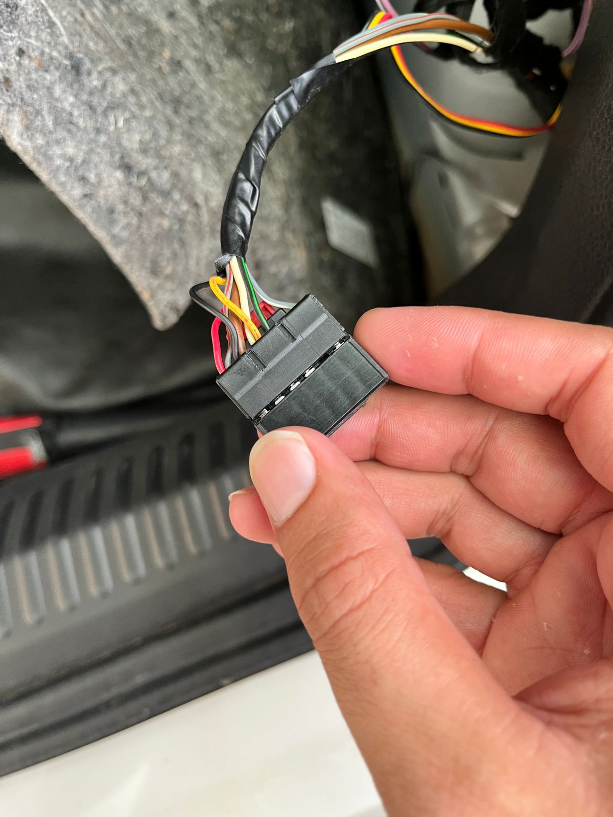 1. RED wire: for constant power at parking light input<br />2. BLACK wire: Ground <br />3. YELLOW wire: Takes input from brake light to make the lights blink.